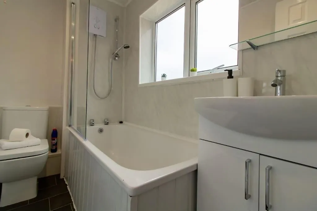 5 Bedrooms Eastbourne-Luna Apartments Newcastle upon Tyne 0*,