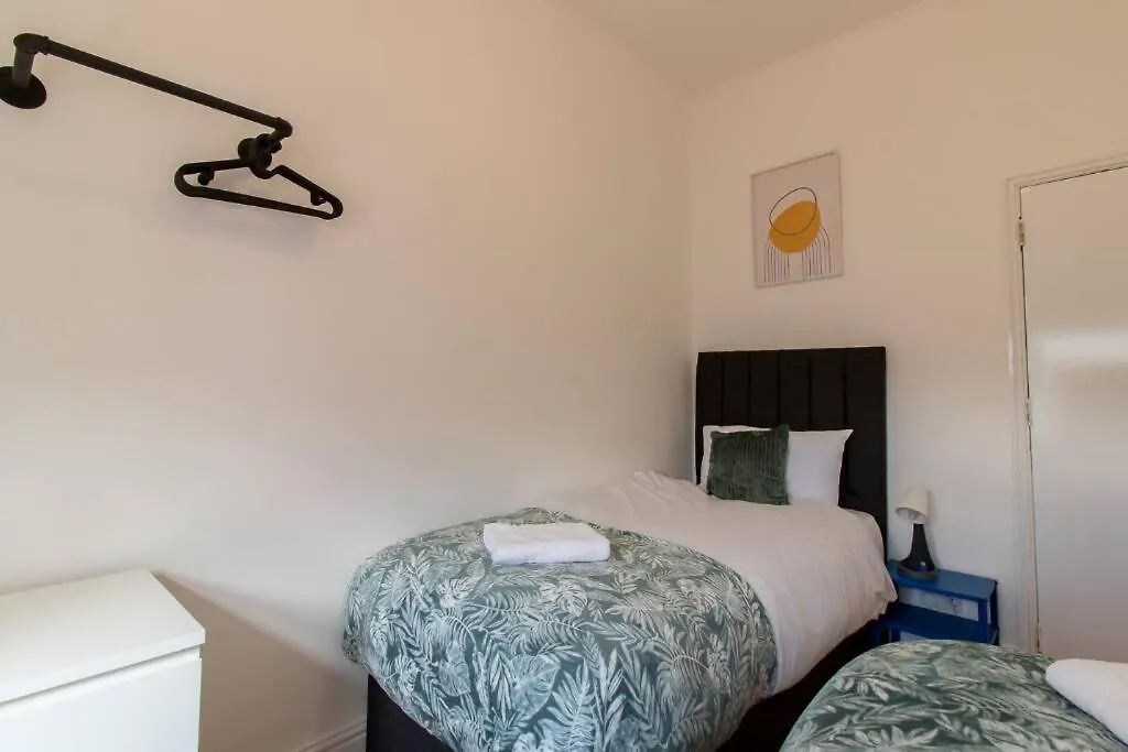 5 Bedrooms Eastbourne-Luna Apartments Newcastle upon Tyne 0*,